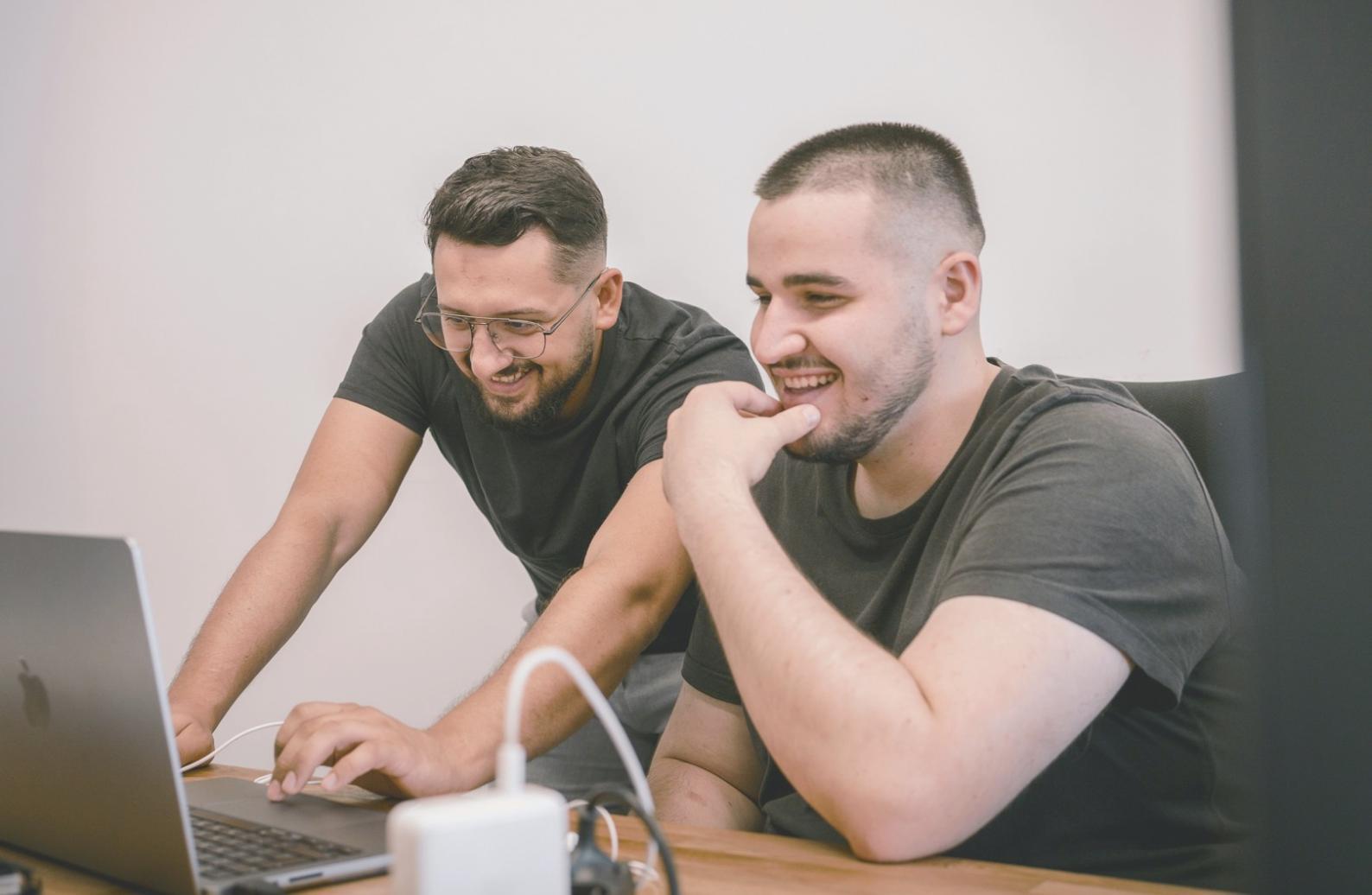 Forschungsteam bei der Datenanalyse und Entwicklung innovativer Finanzlösungen